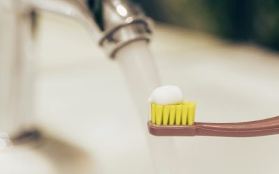 Sabia que lavar os dentes de torneira aberta gasta 81 litros por dia?